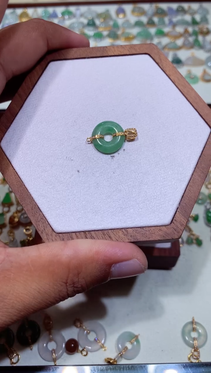 颈饰18K金镶嵌翡翠11111