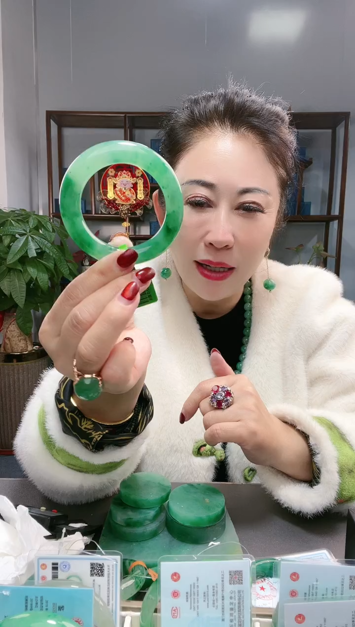 【闪购商品】石英质玉手镯未镶嵌非洲翠