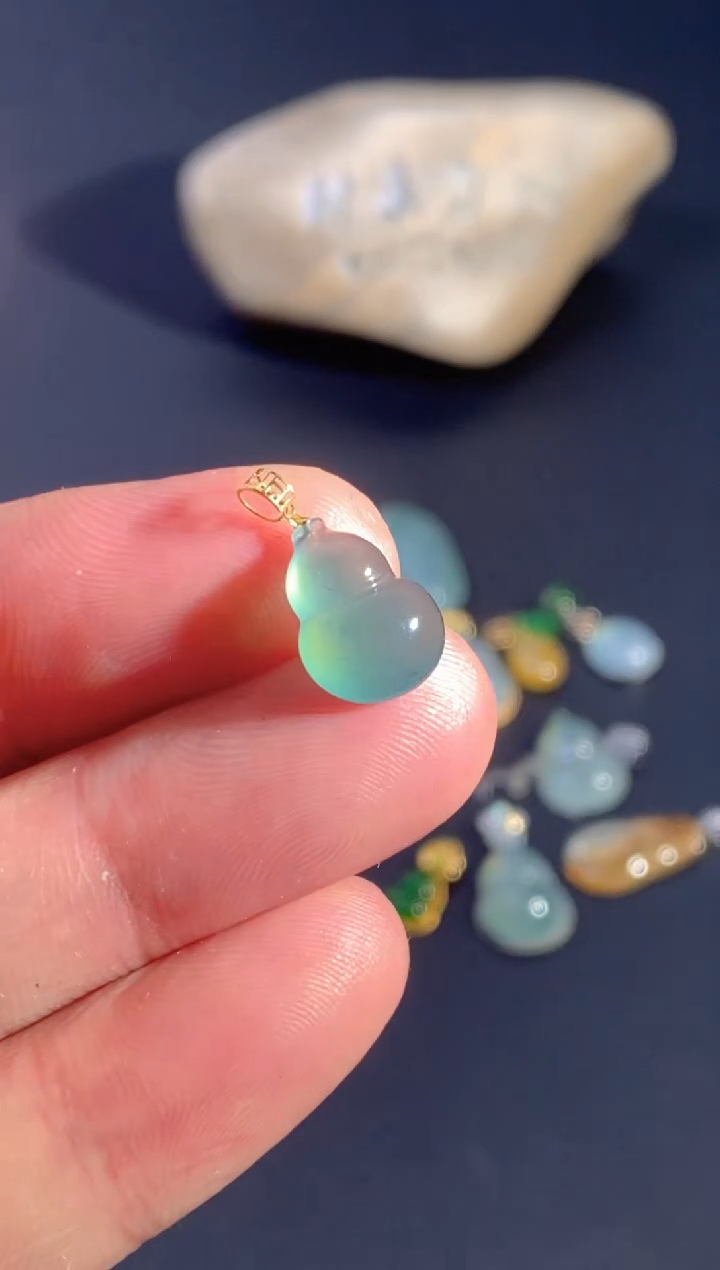 颈饰18K金镶嵌翡翠    