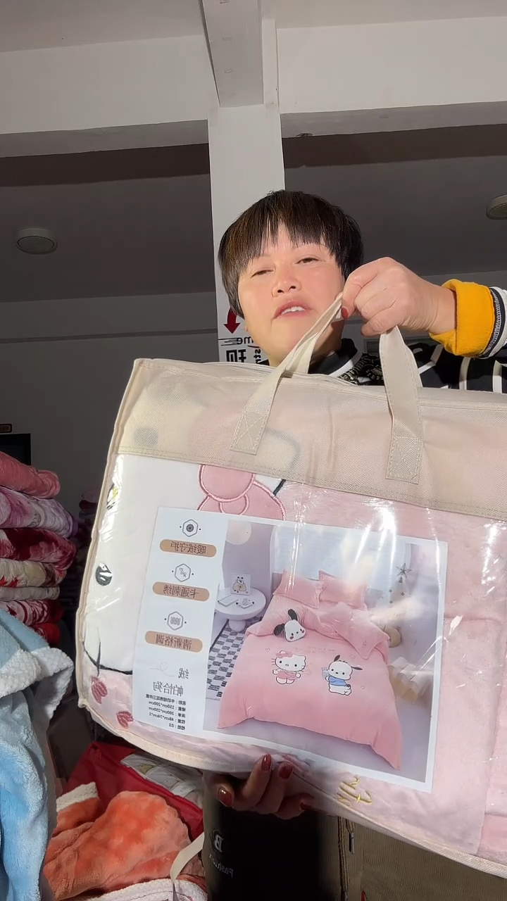 聚酯纤维1.5米牛奶绒三件套粉色猫咪