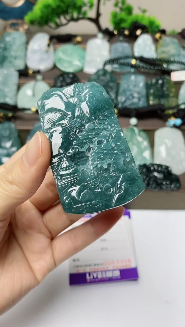 翡翠未镶嵌颈饰        