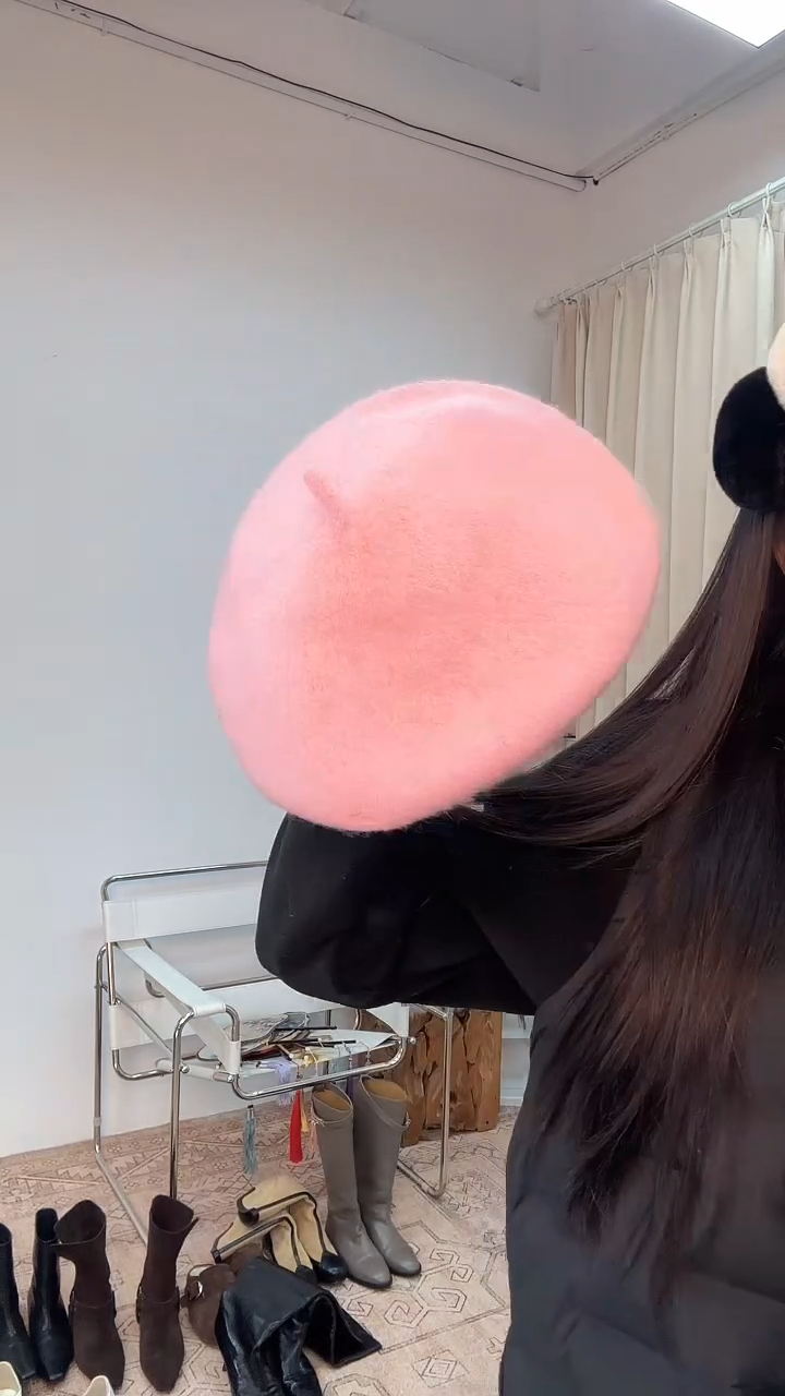 84女士时尚搭配帽子粉色