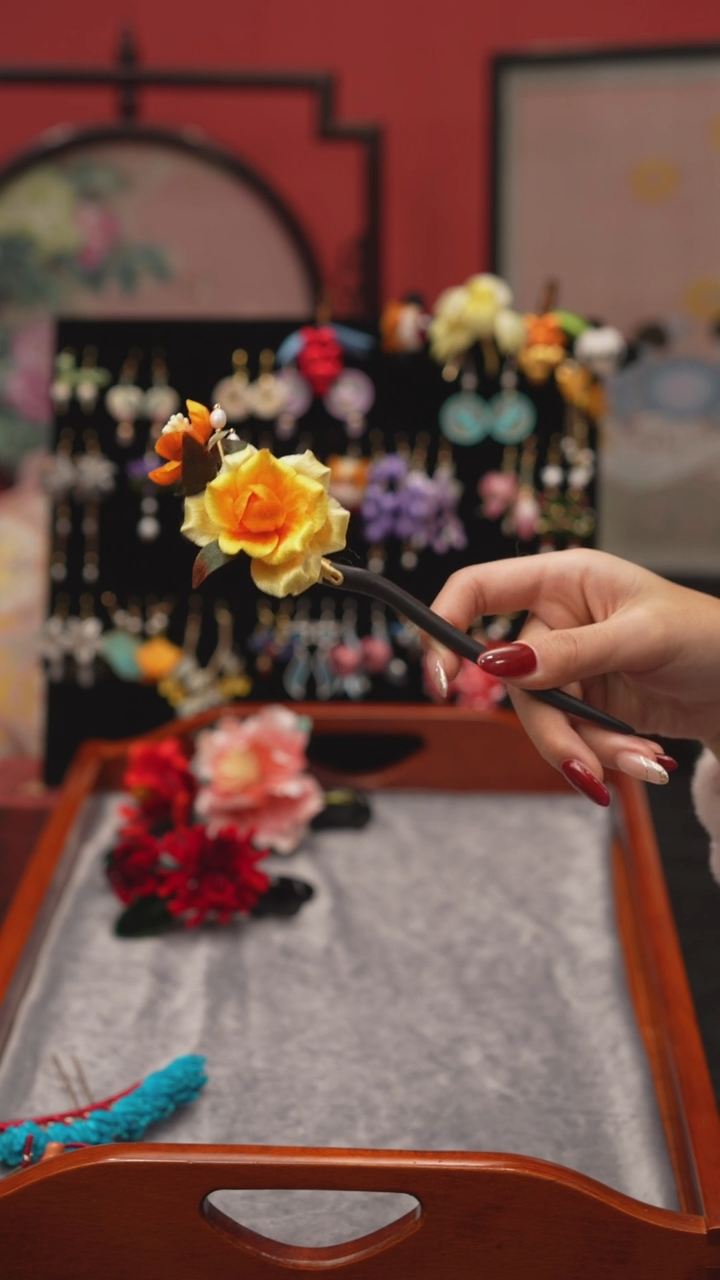 刺绣非遗绒花手工饰品