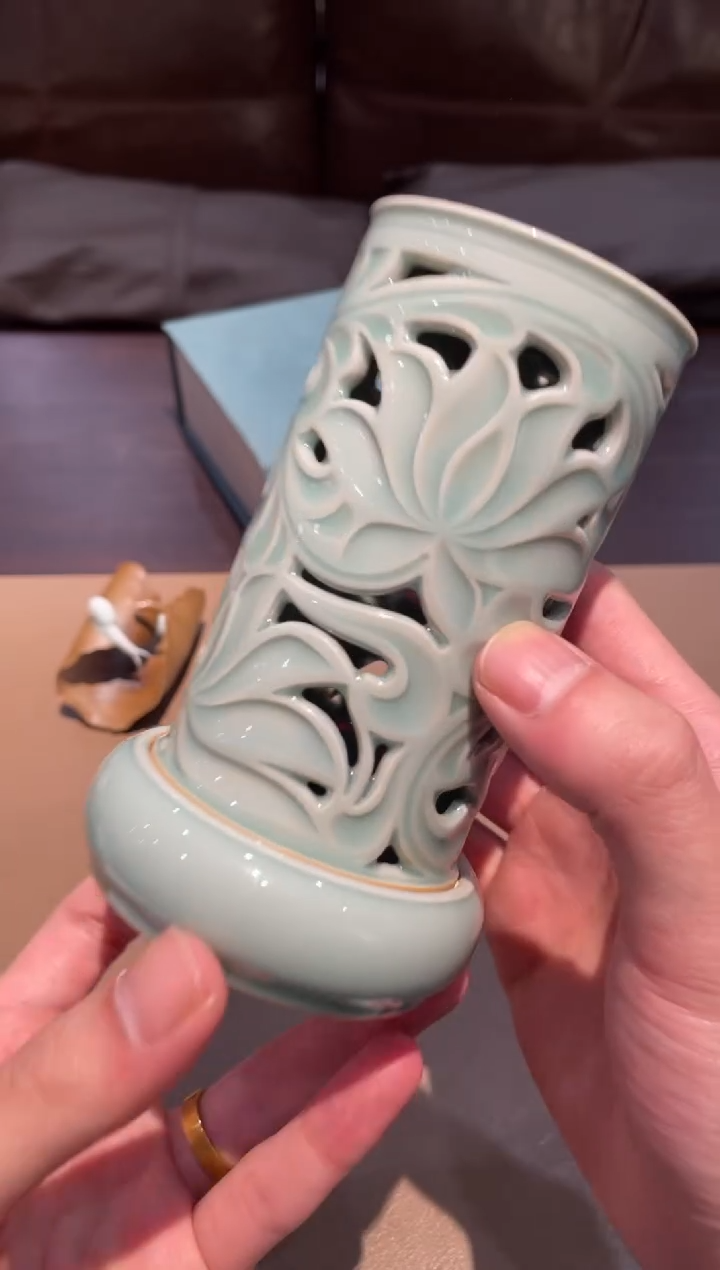 87窑承青瓷花卉镂空熏香炉