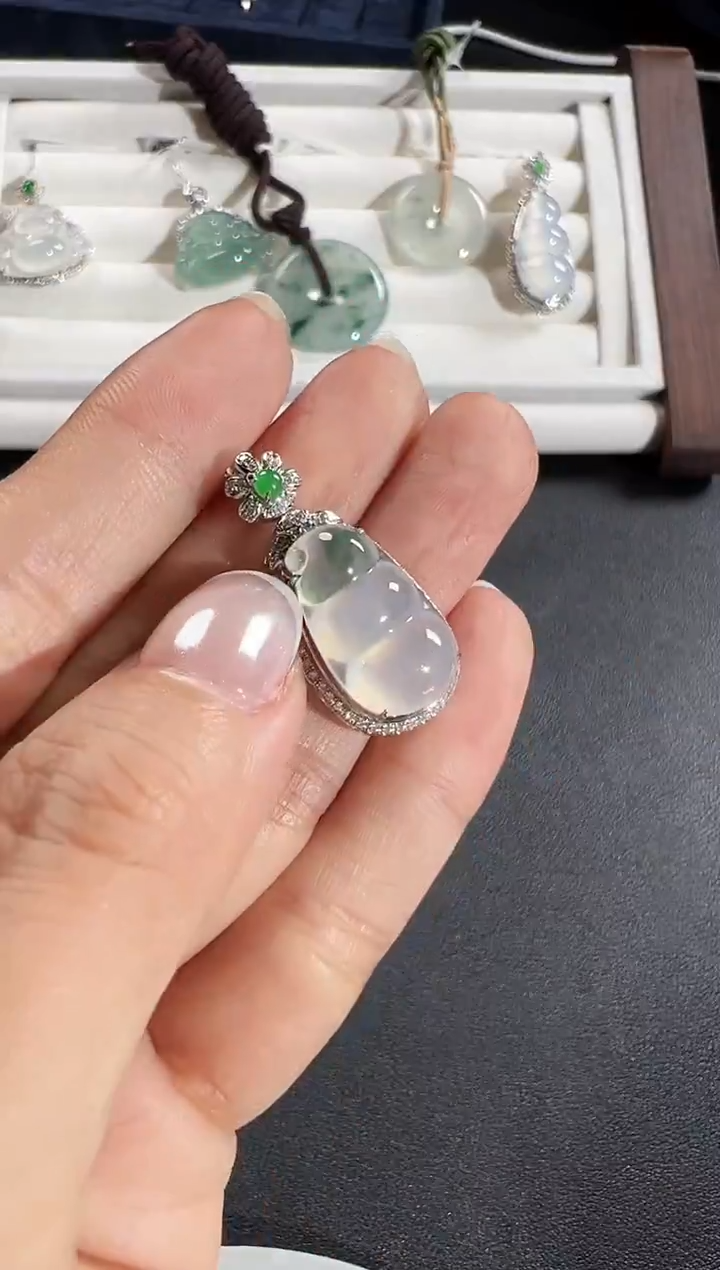 颈饰18K金镶嵌翡翠KJX1230-019