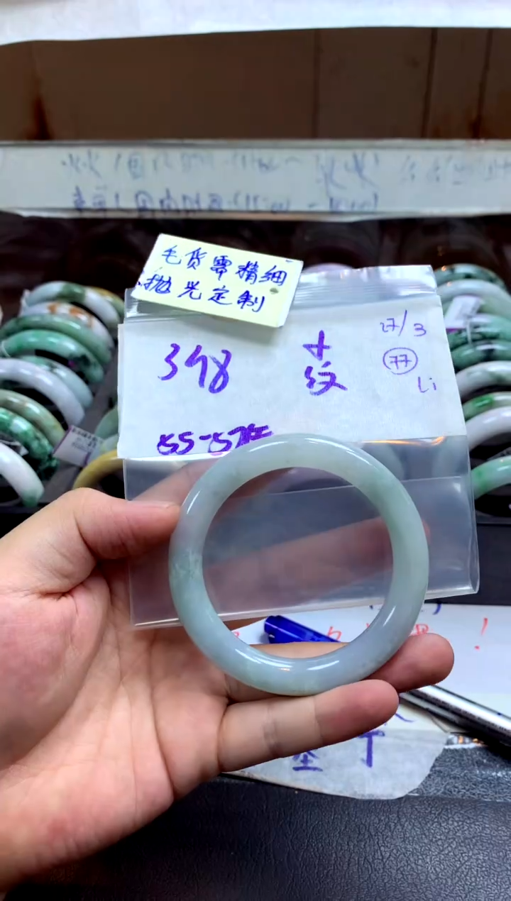 定制翡翠未镶嵌手镯毛货需精细抛光+多人