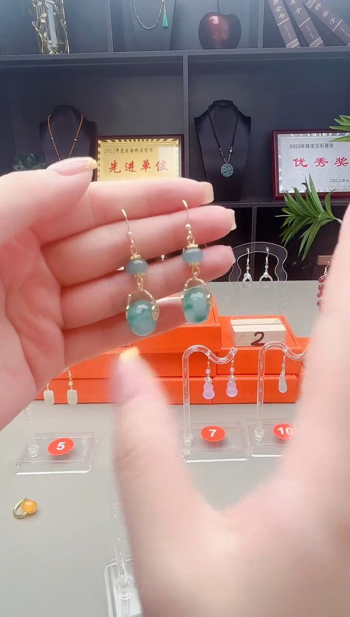 未镶嵌石英质玉（天山翠）耳钉307