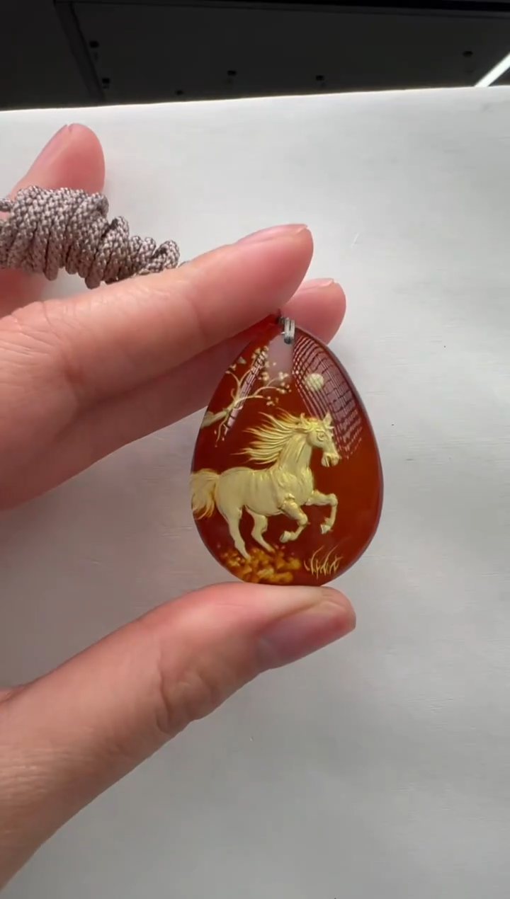 琥珀颈饰未镶嵌马