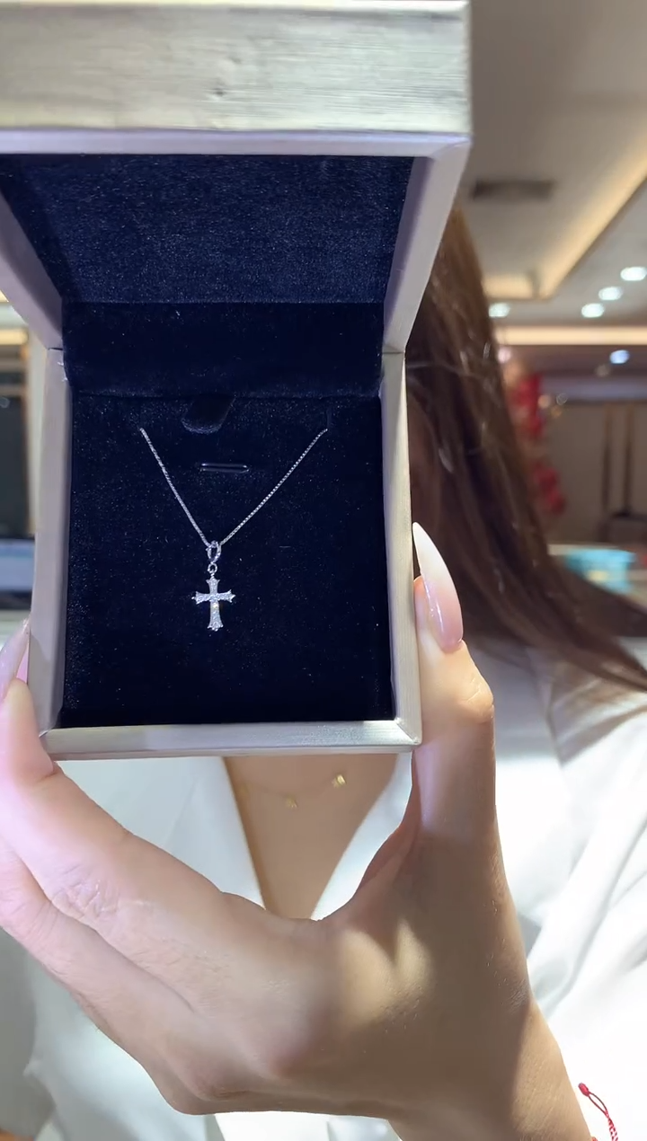 【闪购商品】钻石吊坠（不含链）18K金镶嵌吊坠（不含链）