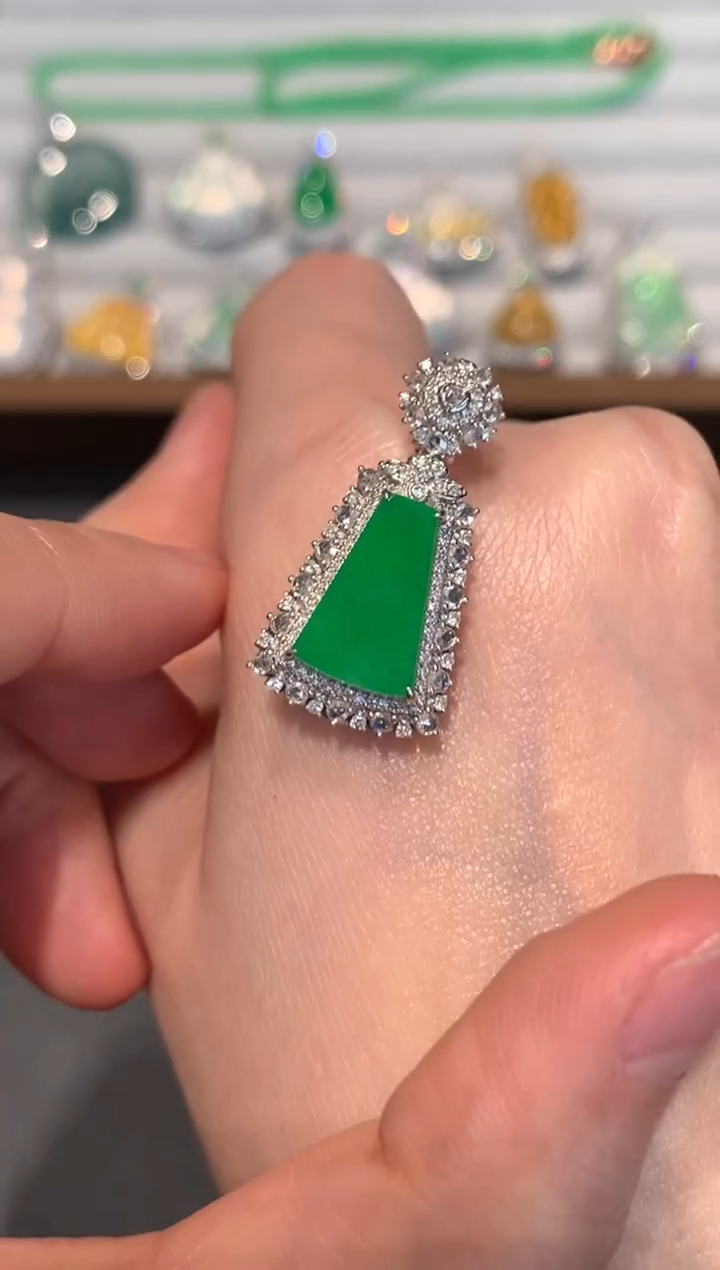 【闪购商品】翡翠吊坠(不含链)18K金镶嵌16800