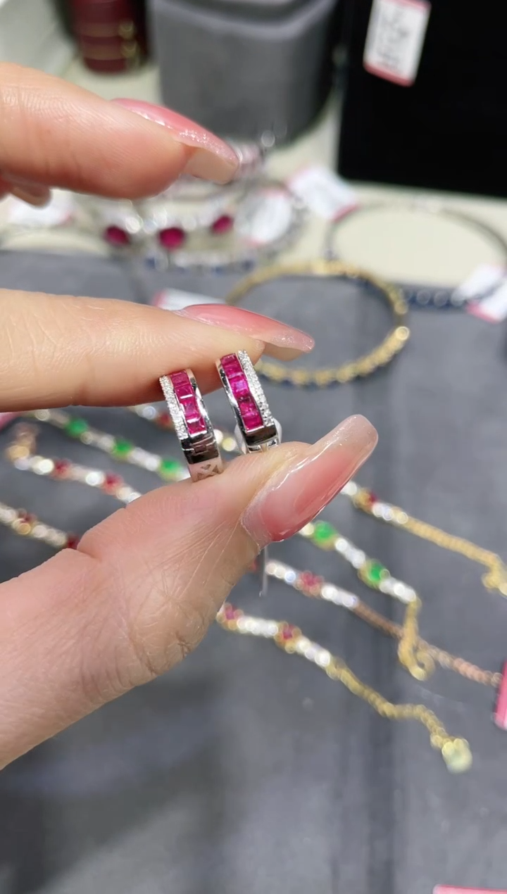 18K金镶嵌天然红宝石耳饰