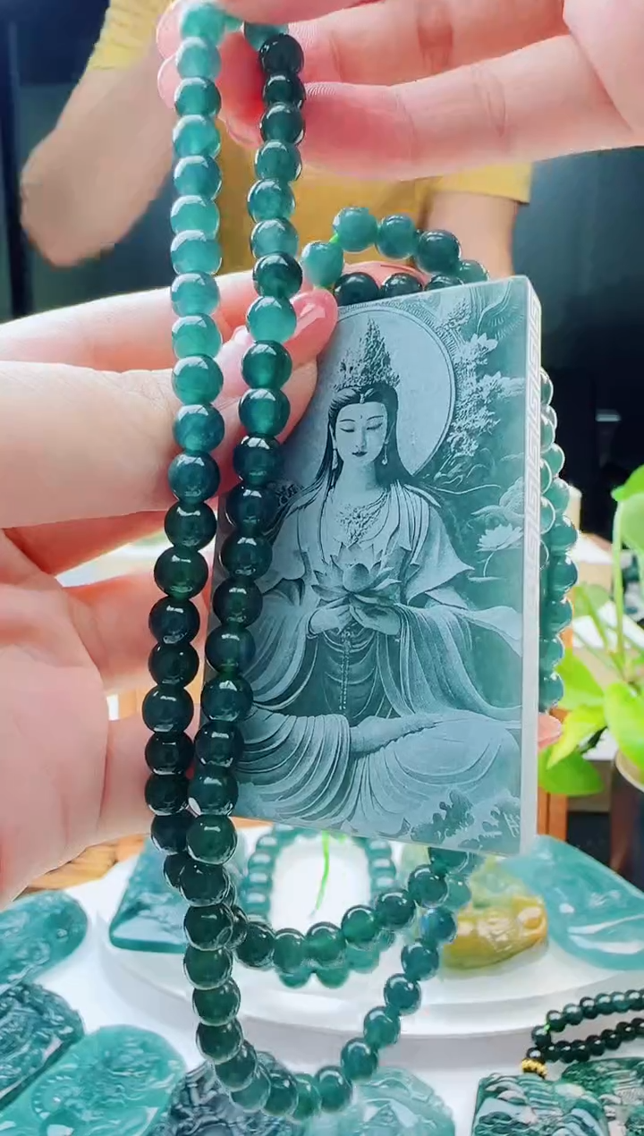 翡翠未镶嵌颈饰多样性发货其中一件