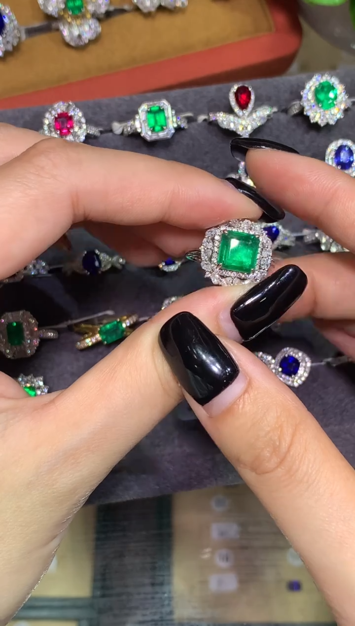 18K金镶嵌戒指祖母绿2.43CT