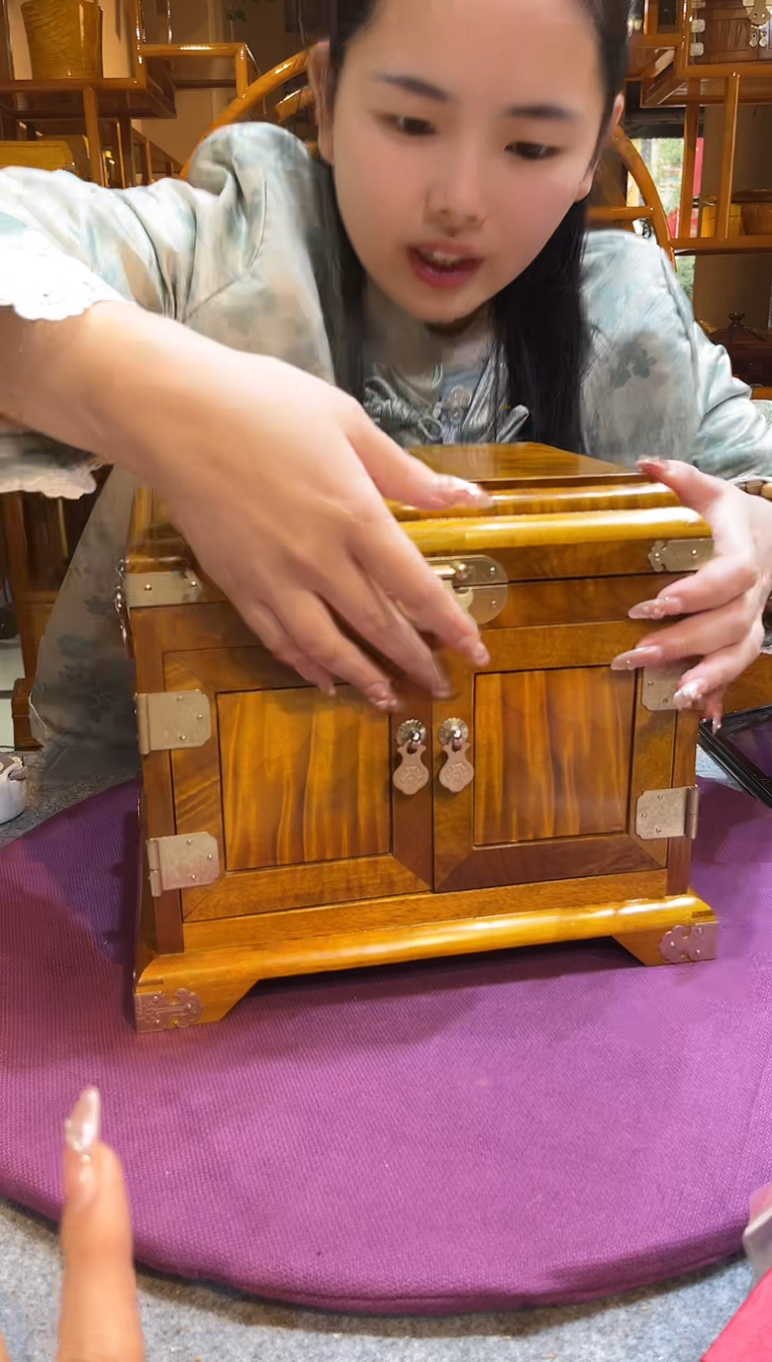 金丝楠小叶三羊开泰官皮箱28*22*23