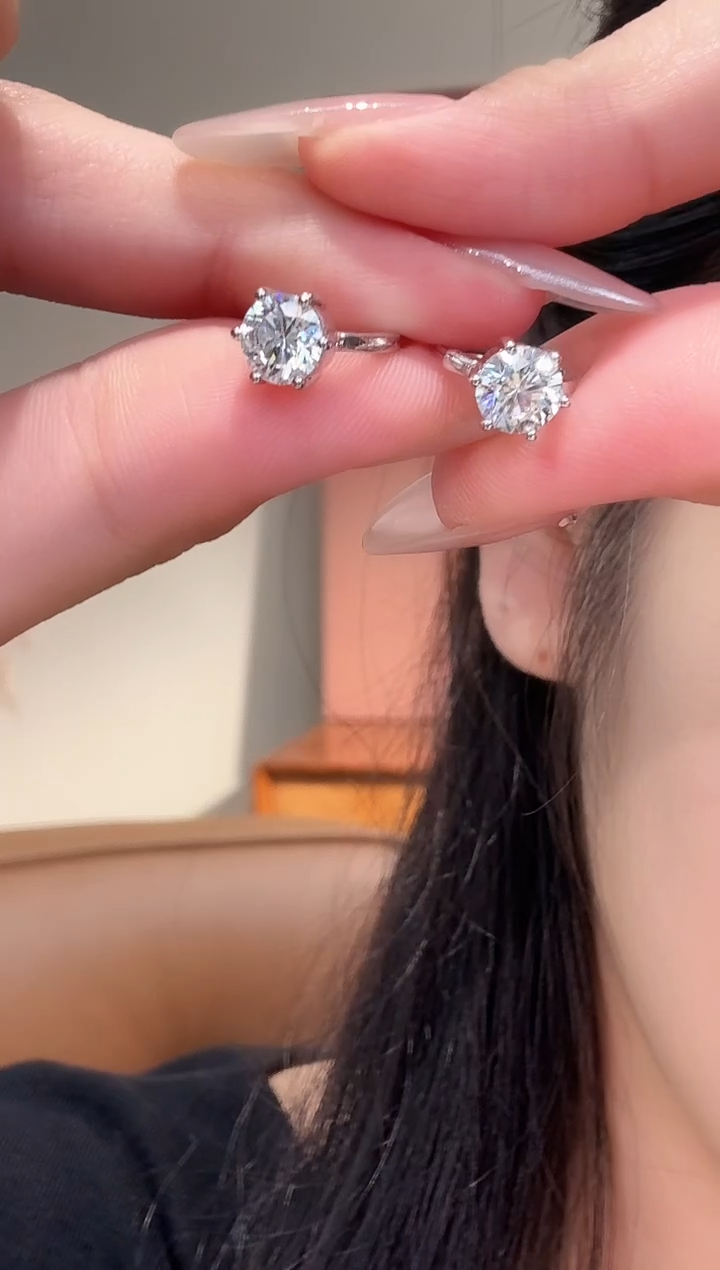 18K金镶嵌耳饰实验室培育钻石六爪1卡耳圈白一对