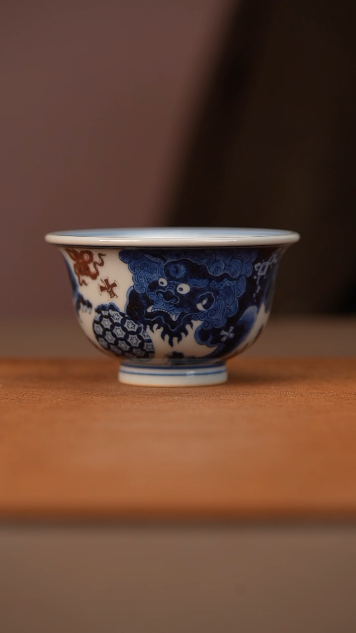 又见春风青花釉里红狮子压手杯