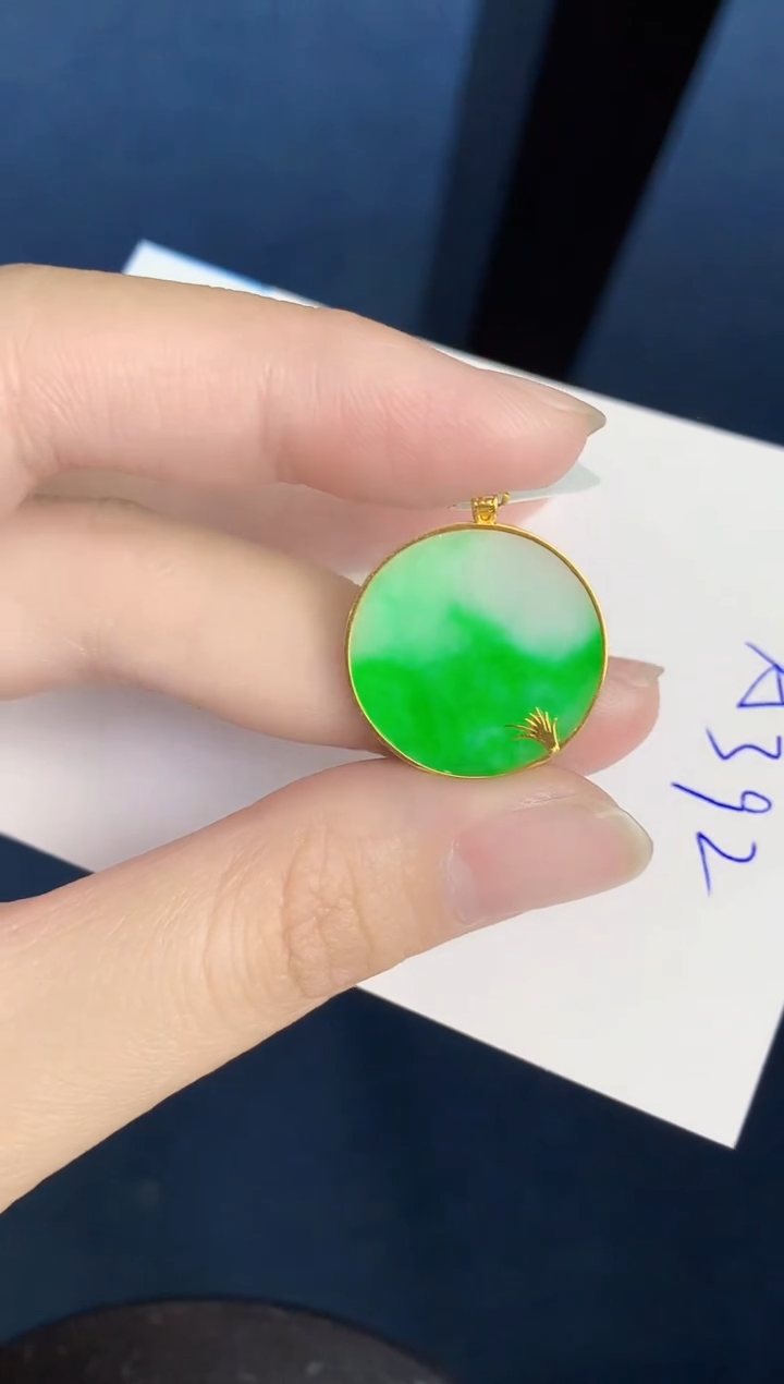 翡翠18K金镶嵌颈饰000000000