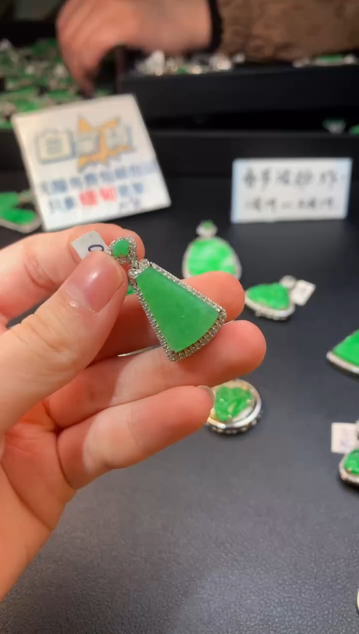 【闪购商品】翡翠颈饰银S925镶嵌翡翠