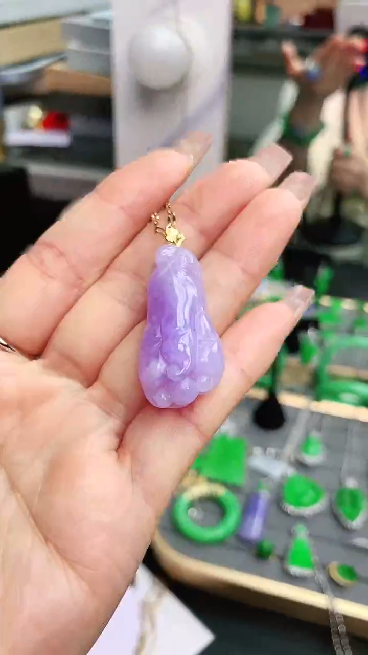 颈饰18K金镶嵌翡翠赠礼盒证书