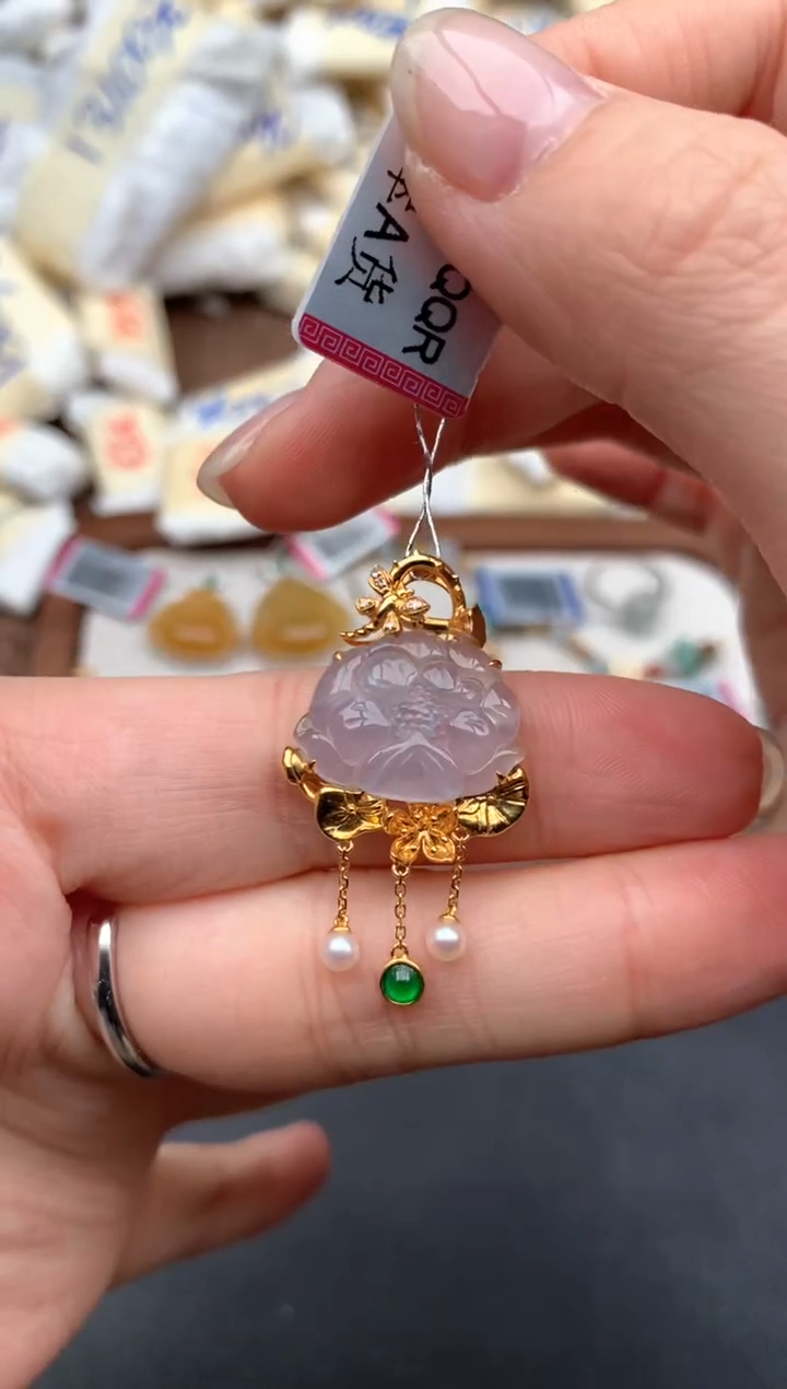 18K金镶嵌挂件翡翠1