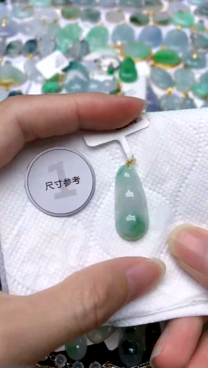 颈饰18K金镶嵌翡翠天然A货翡翠