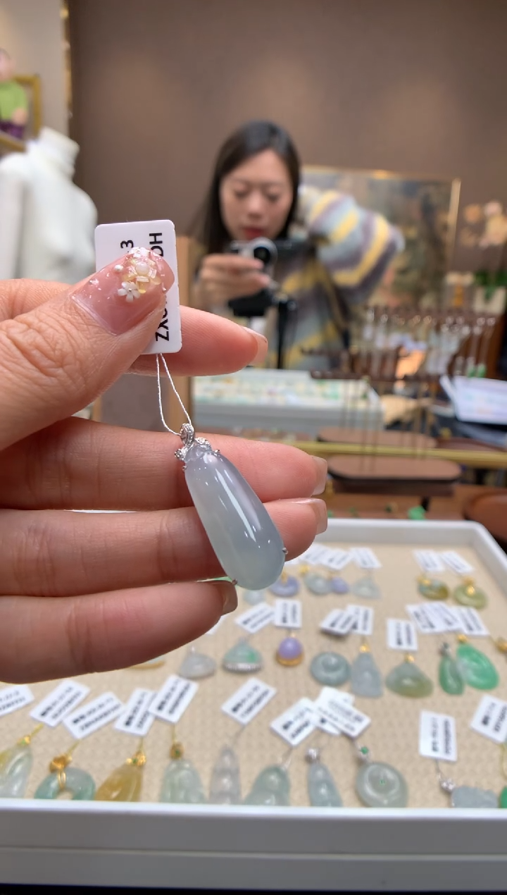 【闪购商品】翡翠颈饰18K金镶嵌福瓜