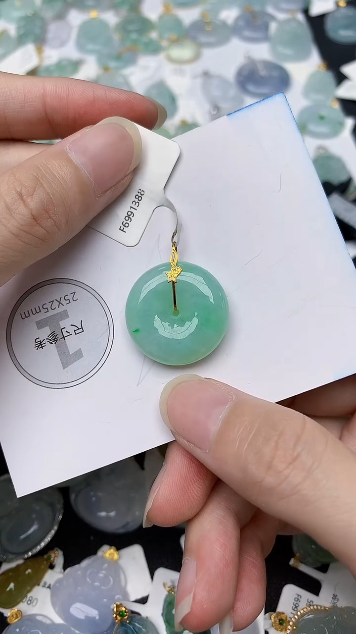 颈饰18K金镶嵌翡翠天然A货翡翠
