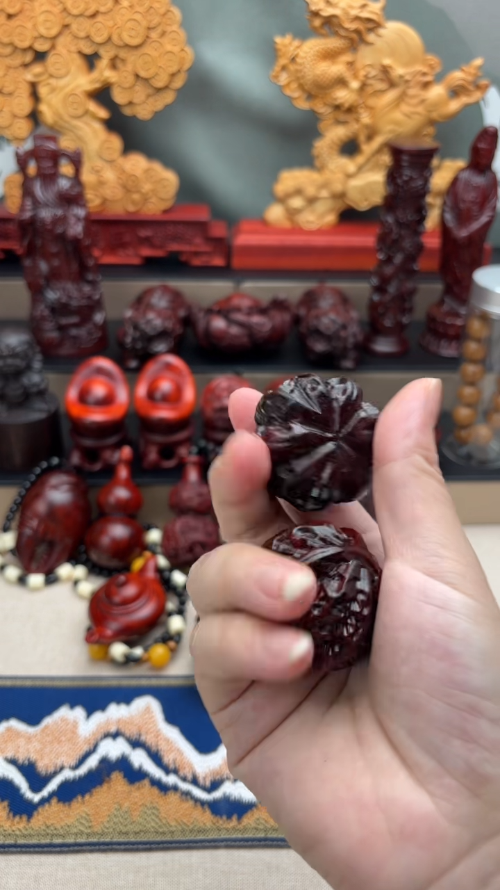 木质紫檀木（核桃）一对木雕手把件