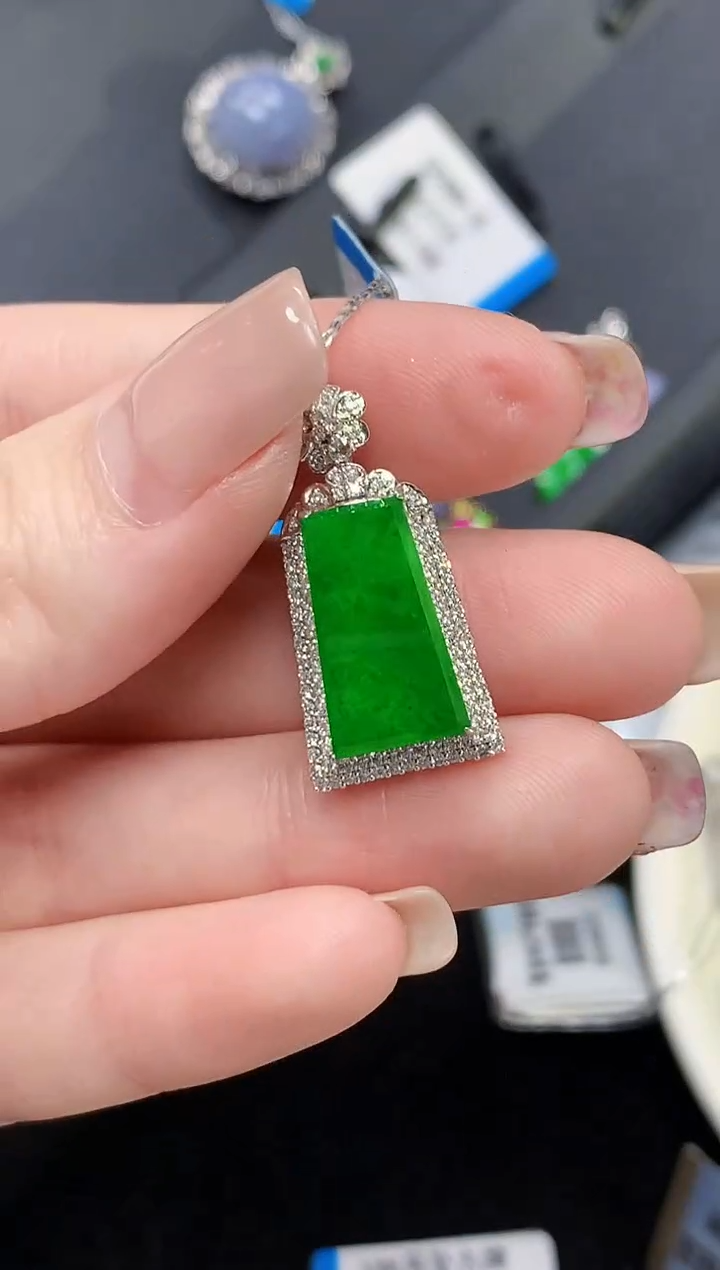 吊坠(不含链)18K金镶嵌翡翠L2048多样性发货