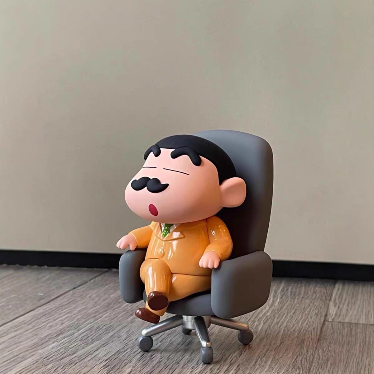 蜡笔小新总裁摆件公仔