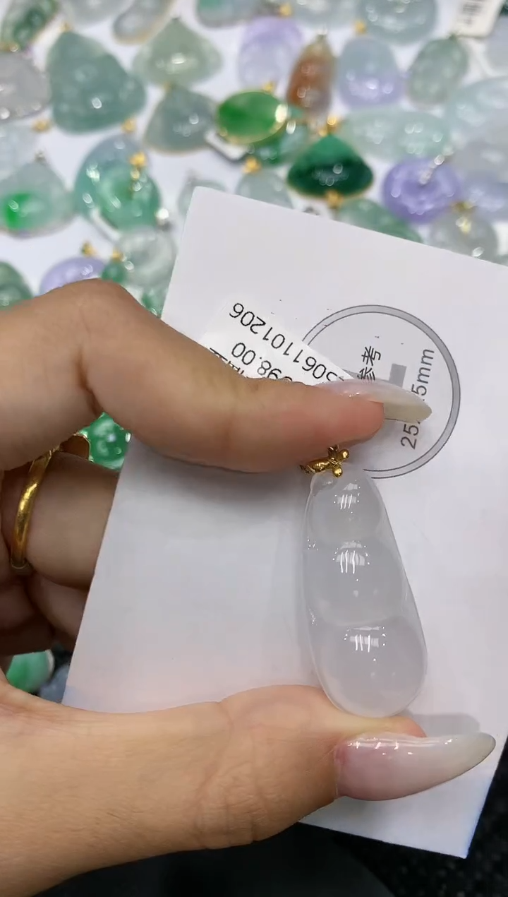 颈饰18K金镶嵌翡翠111111111111