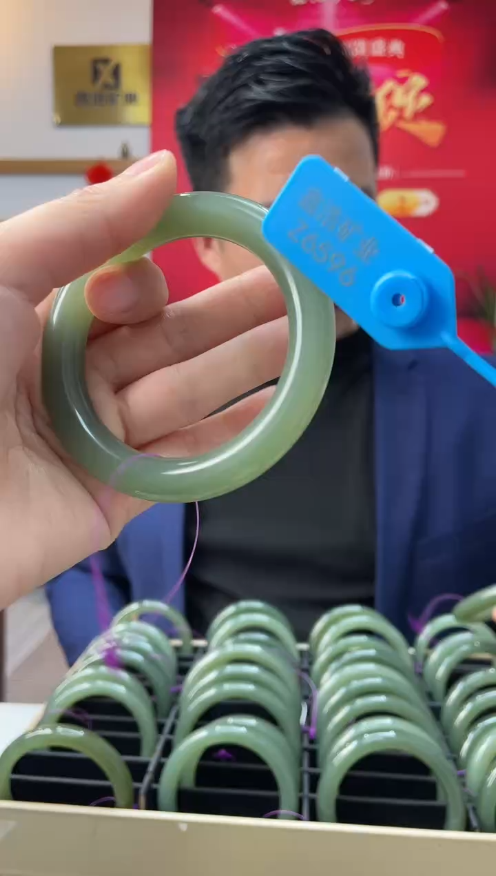 【闪购商品】和田玉手镯未镶嵌沙枣青手镯6596圈口57