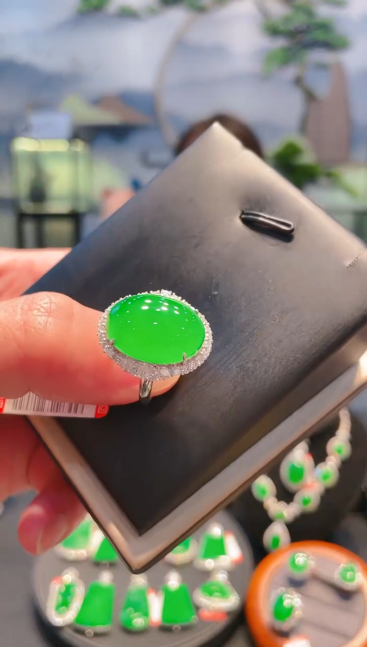 翡翠18K金镶嵌颈饰天然A货翡翠A70