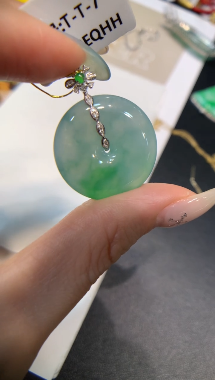 颈饰18K金镶嵌翡翠平安扣