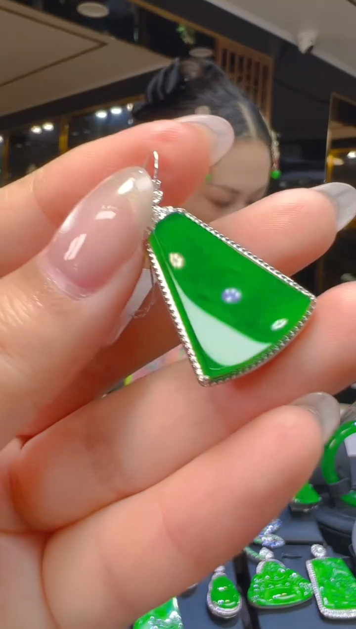 吊坠(赠链)18K金镶嵌翡翠093  