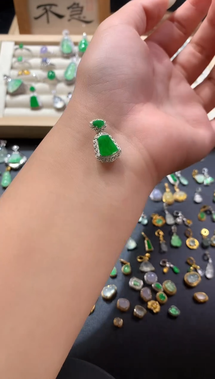 颈饰18K金镶嵌翡翠绿无事牌