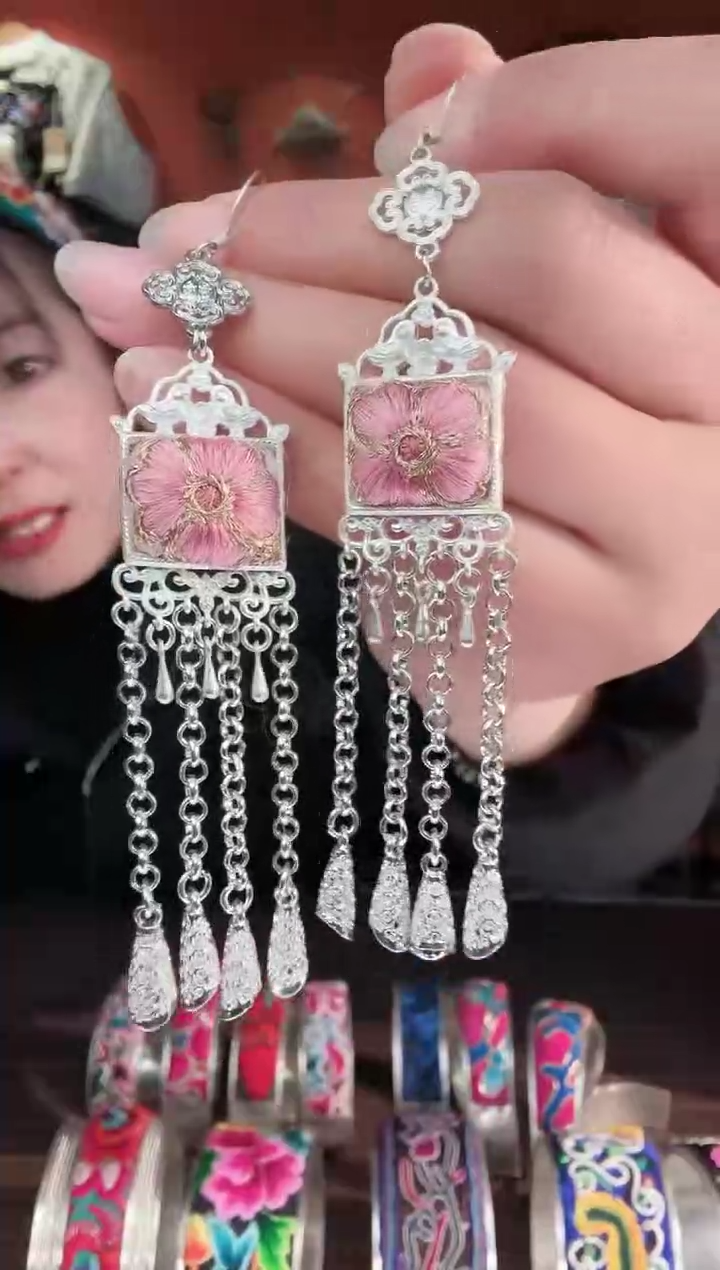 织绣非遗手工苗绣刺绣饰品7