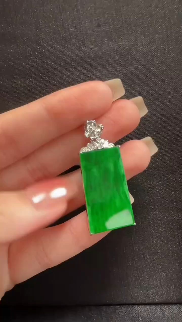 【闪购商品】翡翠颈饰18K金镶嵌946无事牌