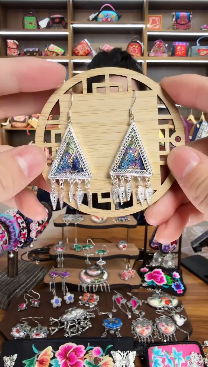 【闪购商品】织绣83蒙阿苏苗绣传承