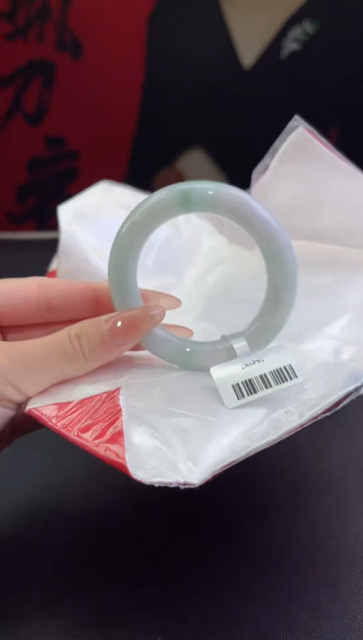 【闪购商品】翡翠手镯未镶嵌1翡翠手镯(微瑕）