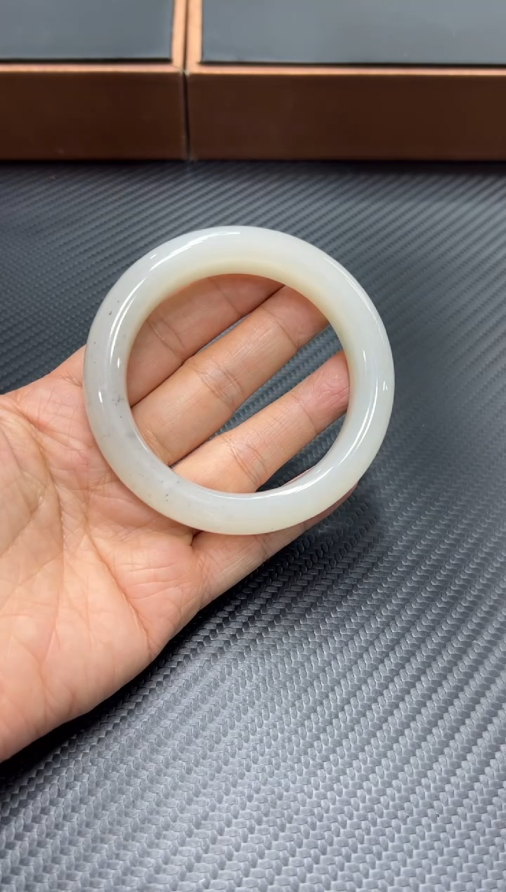 未镶嵌手镯和田玉@*L黑山微色差57