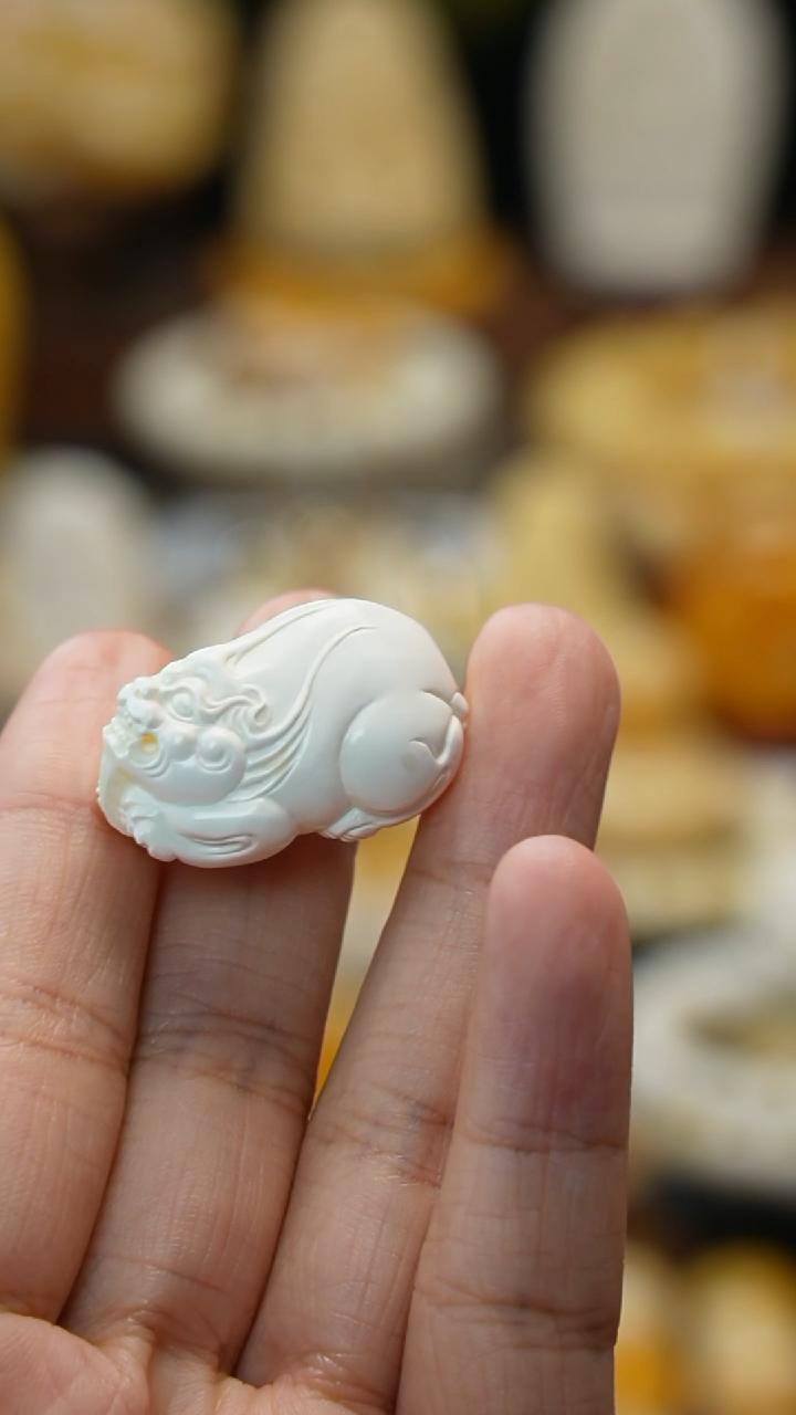 未镶嵌琥珀裸石天然琥珀蜜蜡雕刻件 