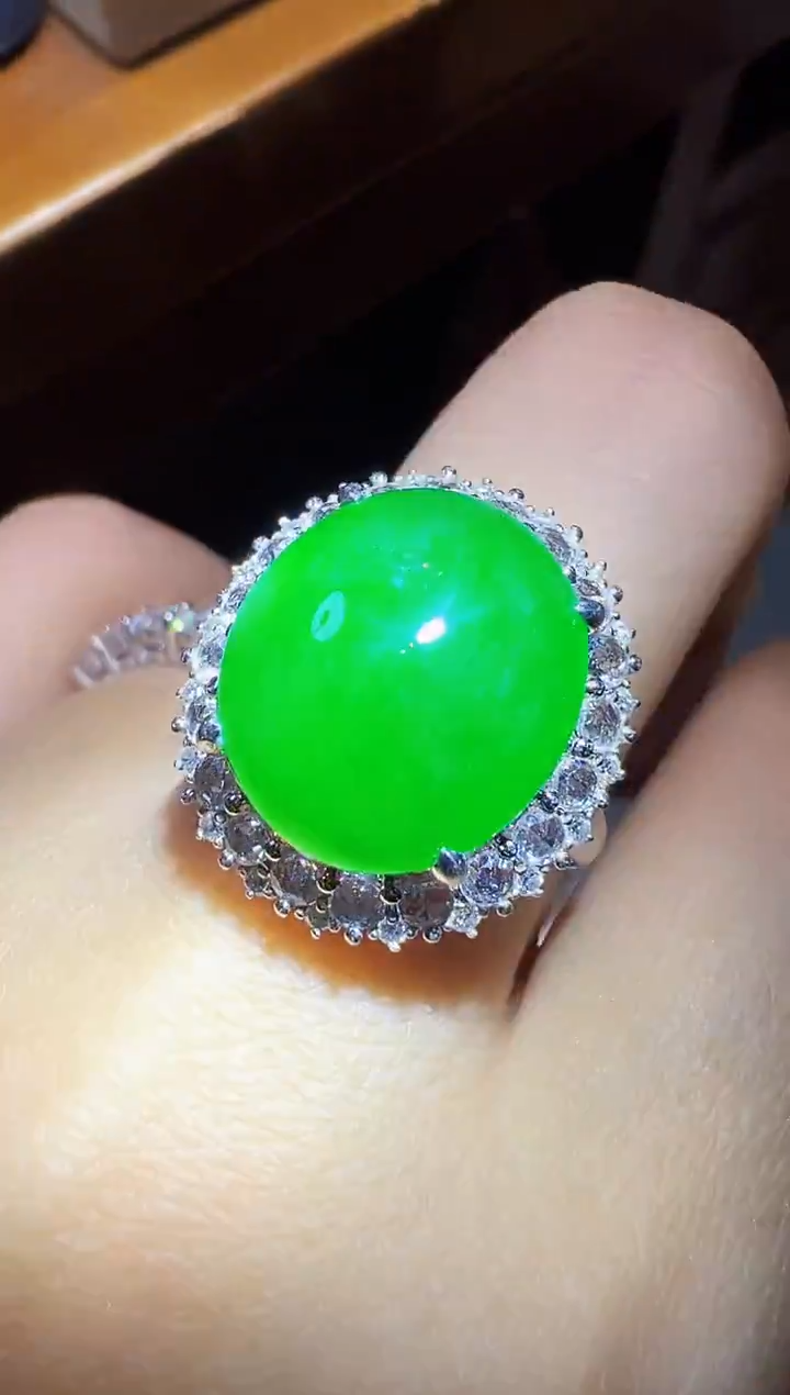 18K金镶嵌戒指翡翠蛋面