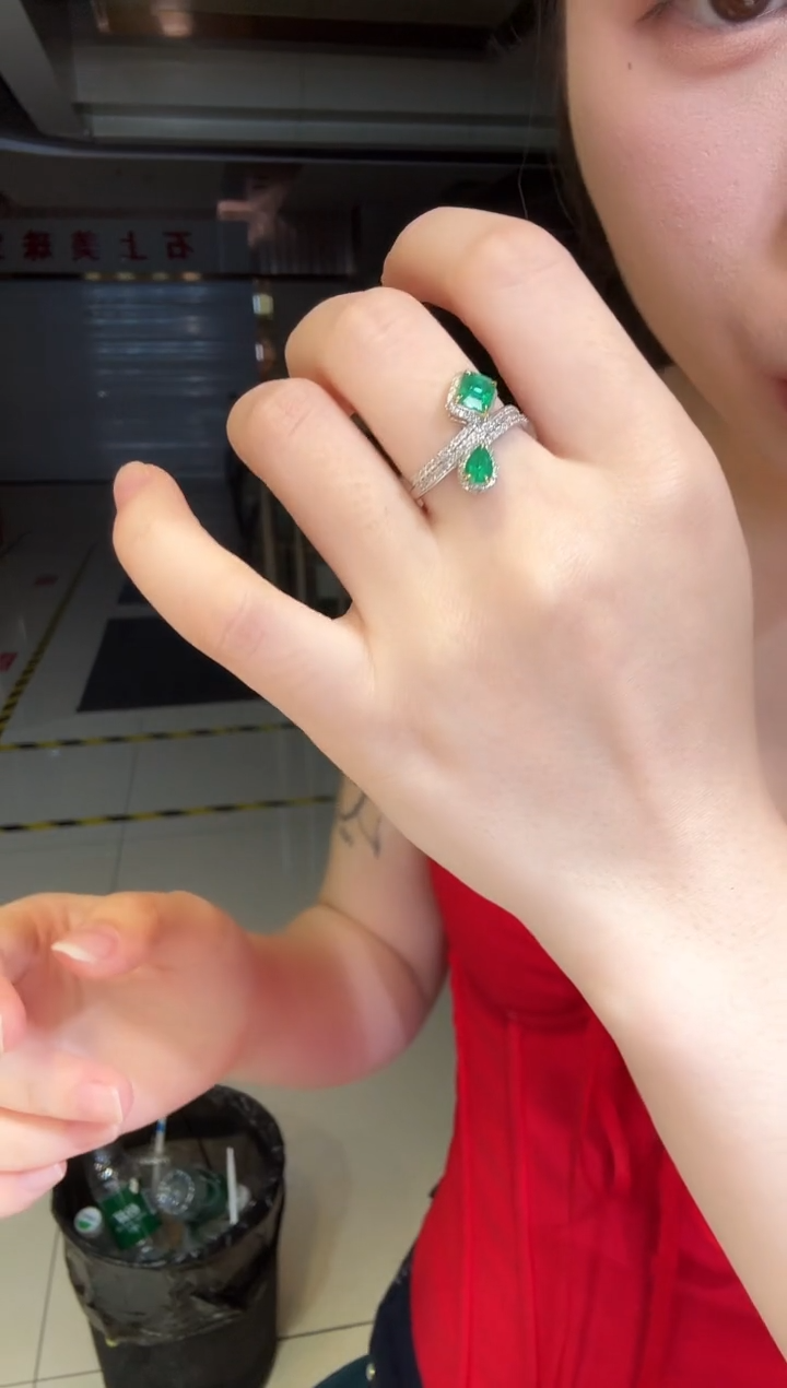 18K金镶嵌戒指祖母绿1.00ct