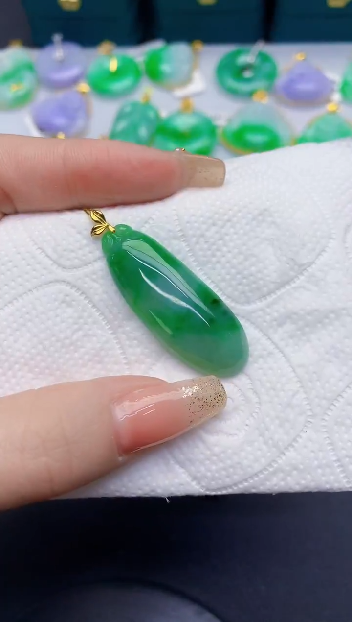 颈饰18K金镶嵌翡翠缅甸天然翡翠A货