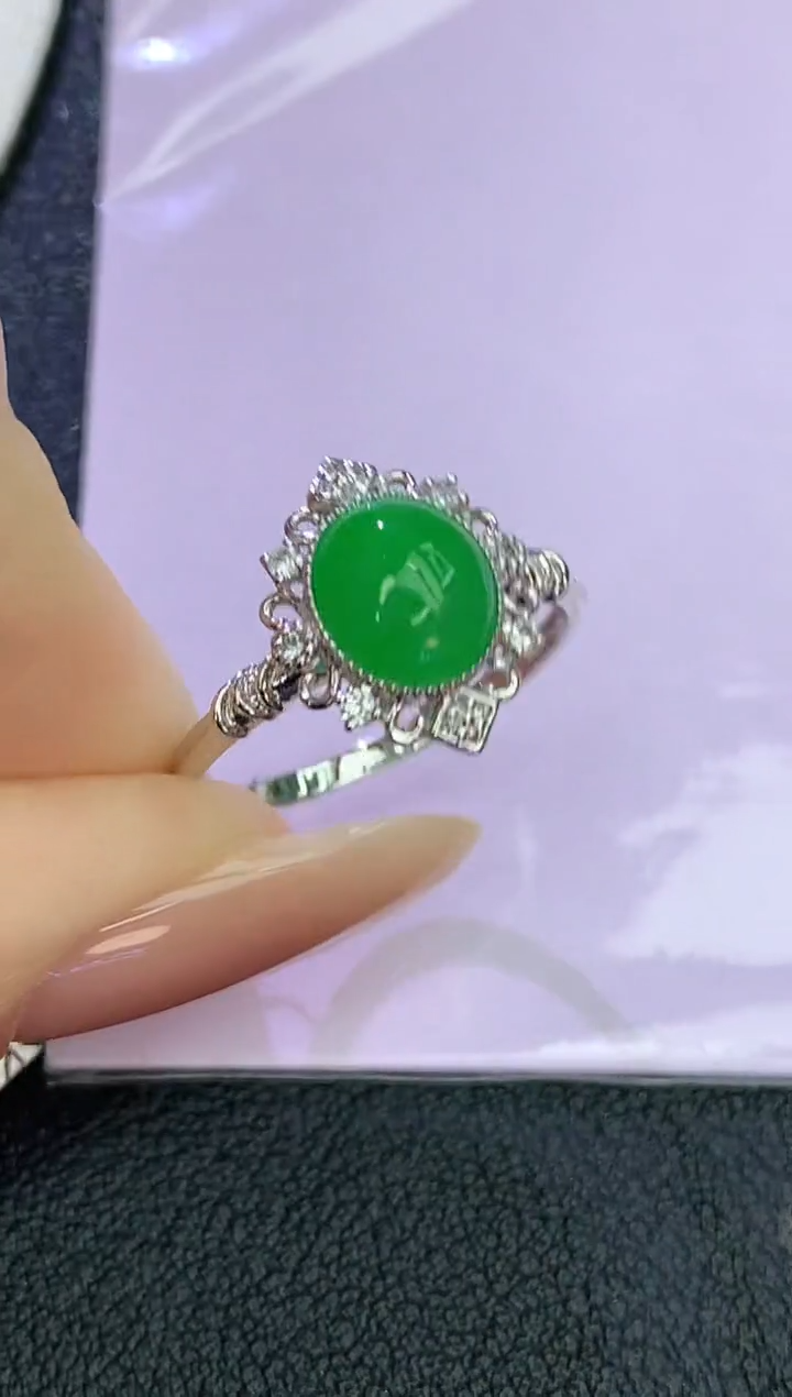 18K金镶嵌戒指翡翠赠礼盒证书 麦麦