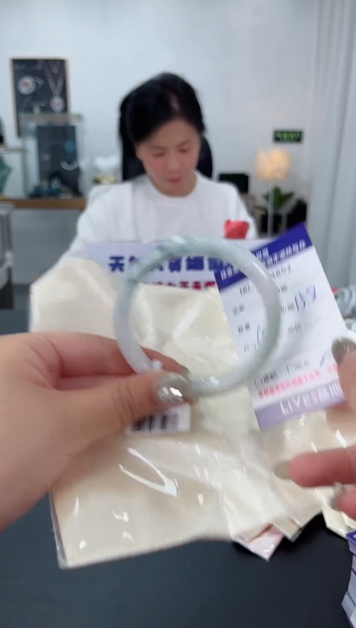 【闪购商品】翡翠手镯未镶嵌天然翡翠A货
