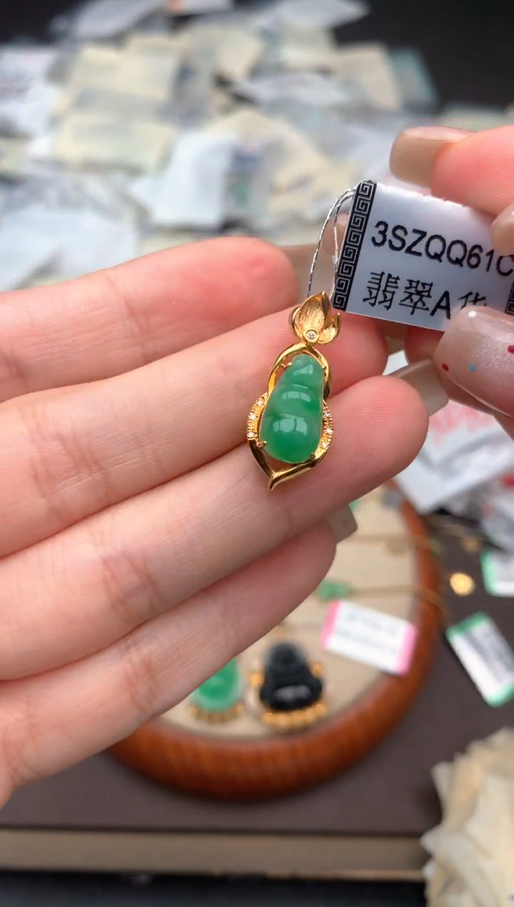 18K金镶嵌挂件翡翠一