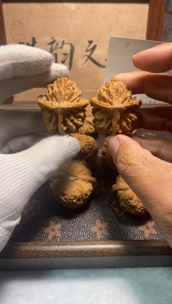 吊坠文玩核桃7号——异型三棱（卡44.6/44.7 有磕尖）