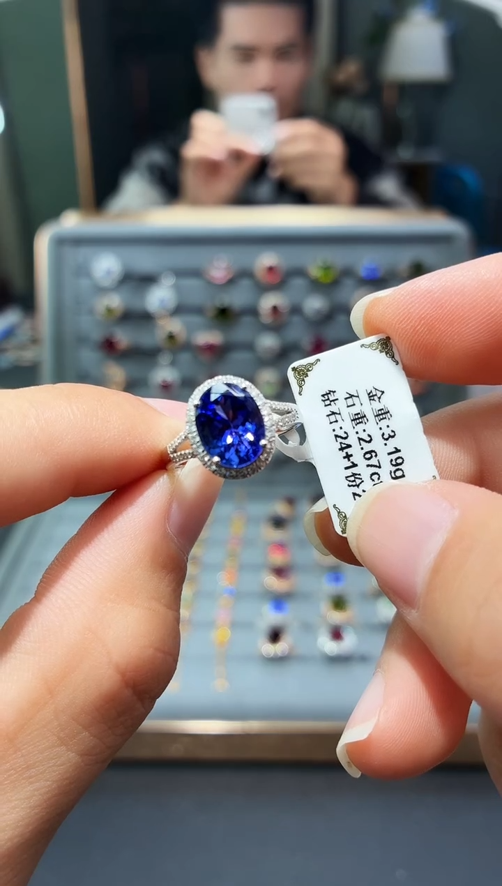 18K金镶嵌戒指坦桑石2.67.